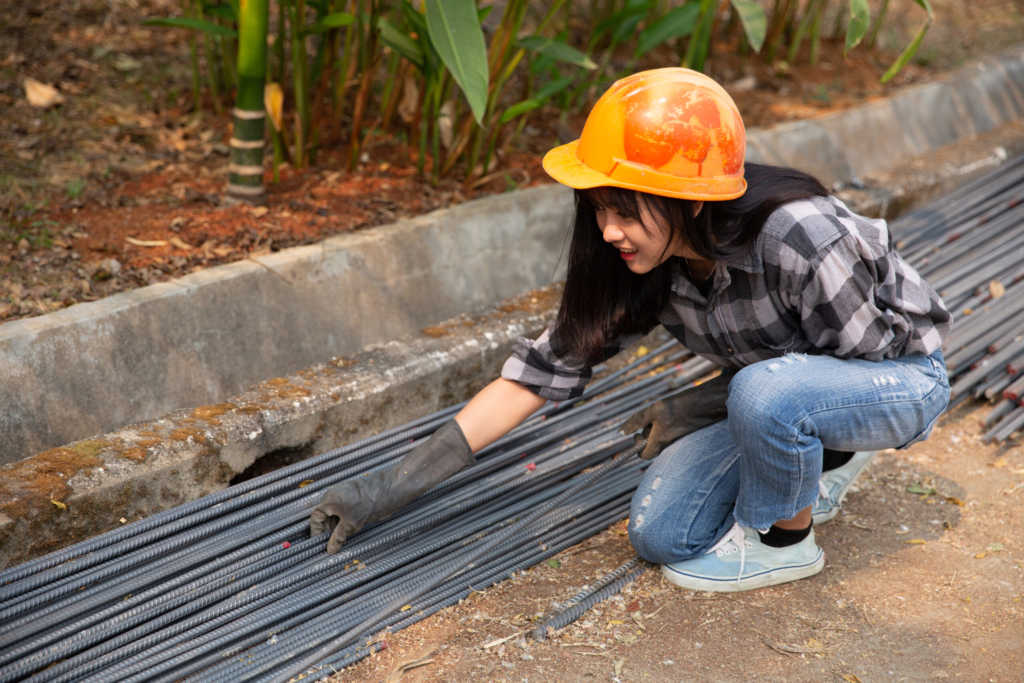 A group of steel rod tight by chain and lift up at construction site