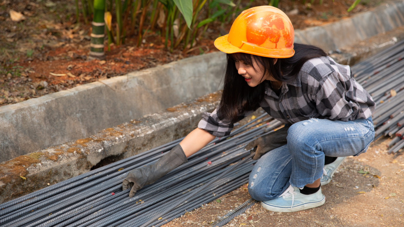 A group of steel rod tight by chain and lift up at construction site